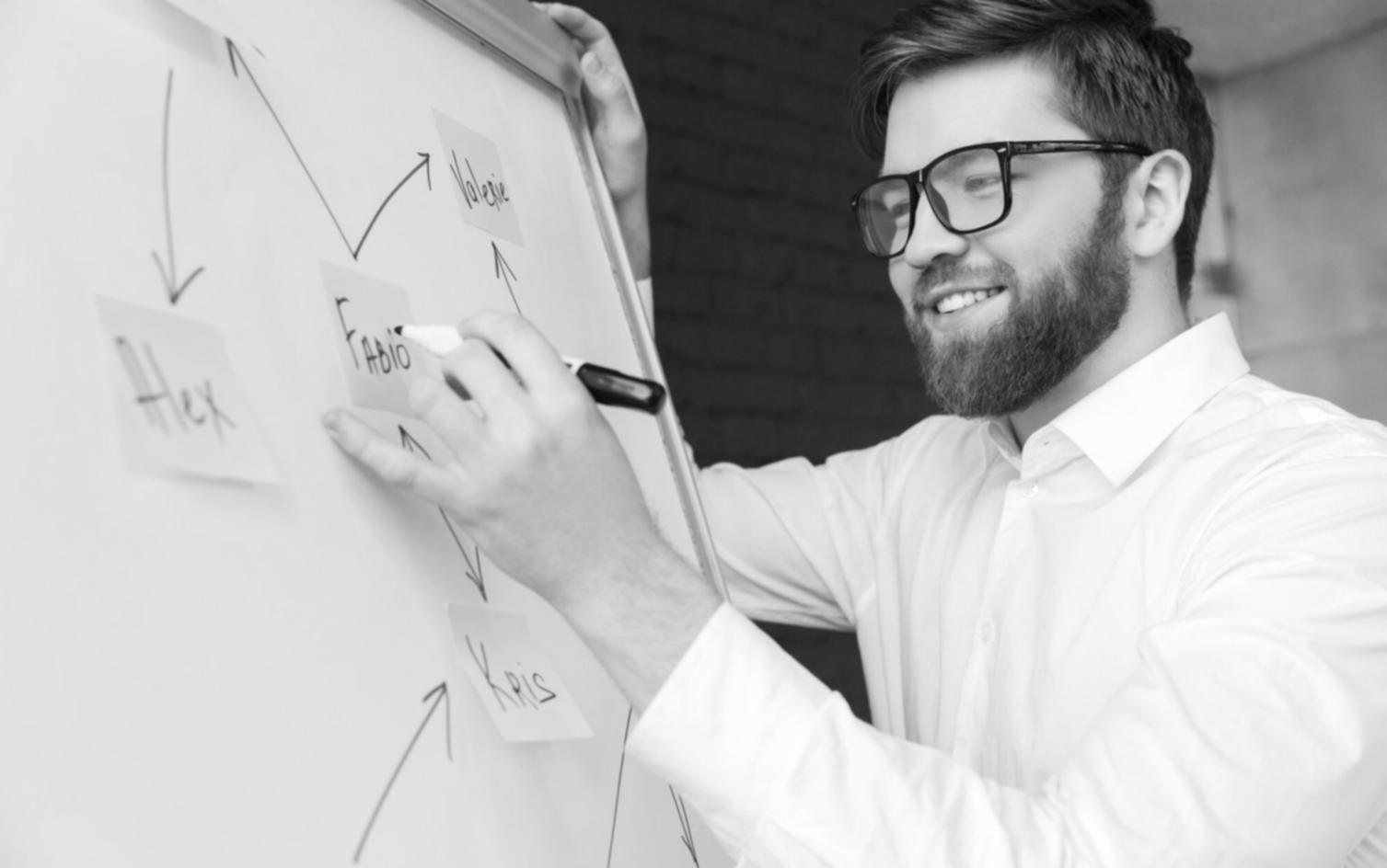 Pessoa analisando gráficos financeiros no computador